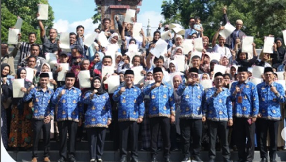 Bupati Serahkan 95 Sertifikat Tanah Bagi Pelaku UMKM dan Tekan LOI Pemanfaatan Zona Nilai Tanah