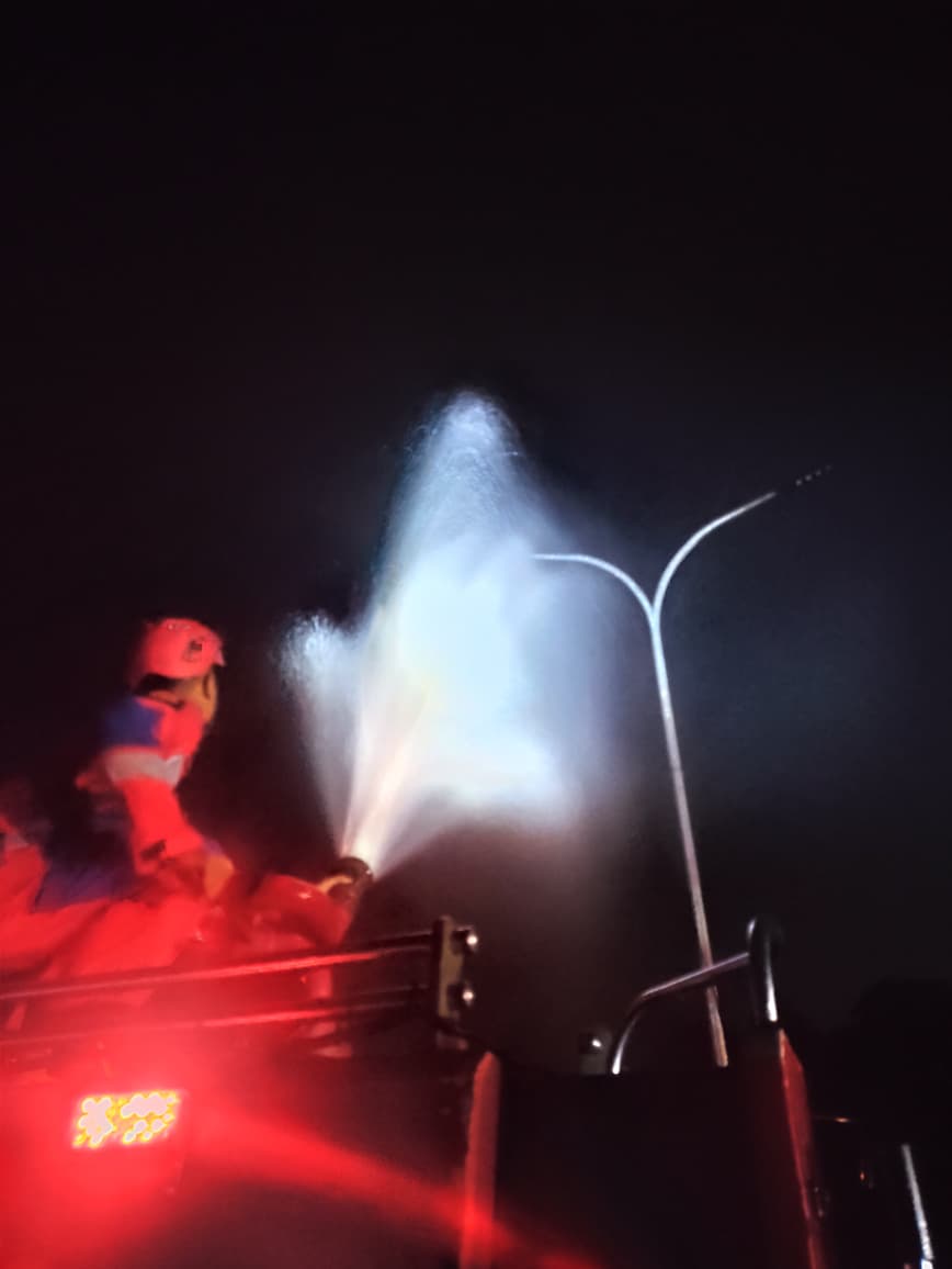 Sarang Tawon Vespa Raksasa Tutupi Lampu PJU di Area SPBU Mangin, Damkar Kota Tasik Turun Tangan